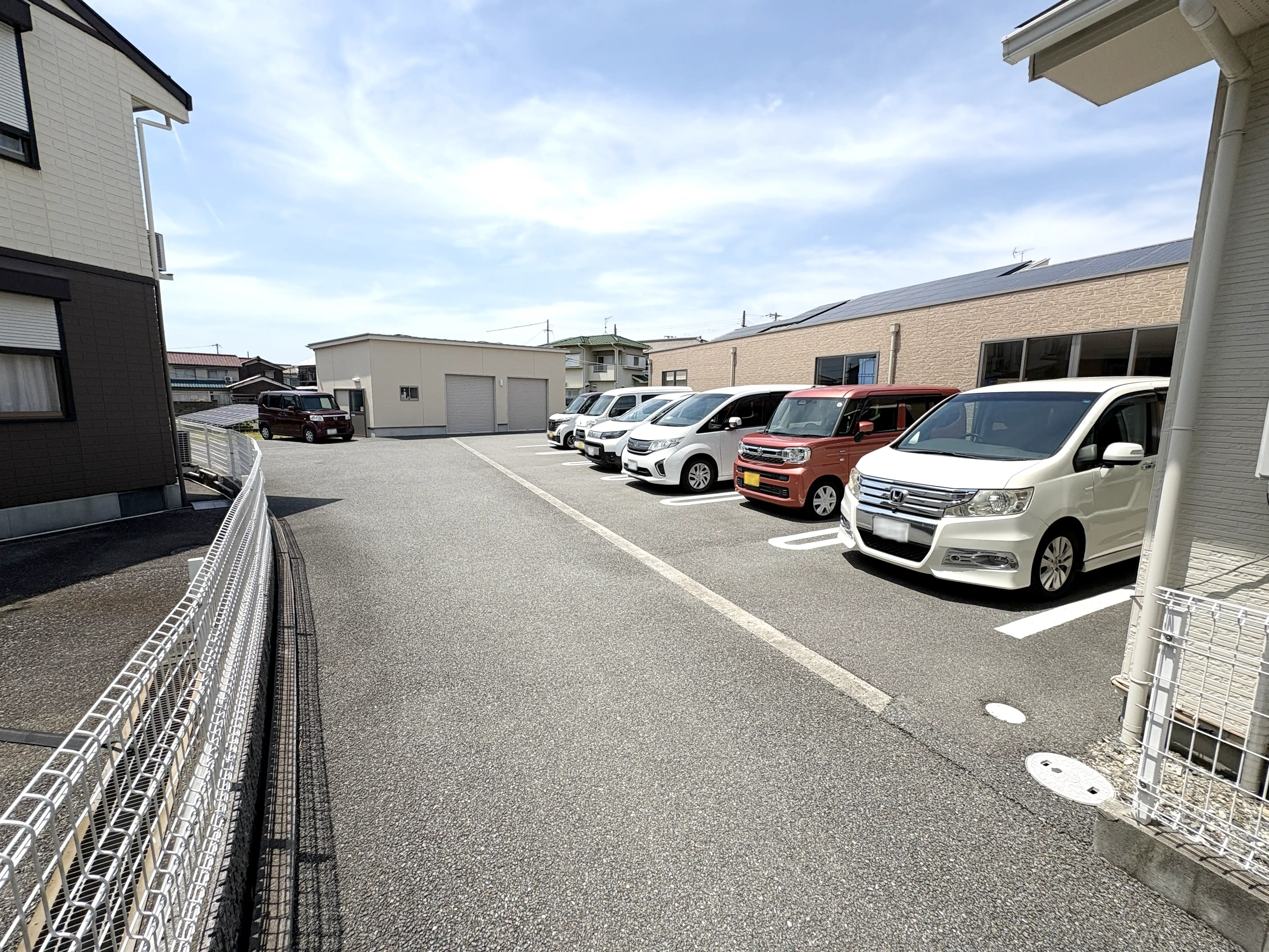建物横の駐車場